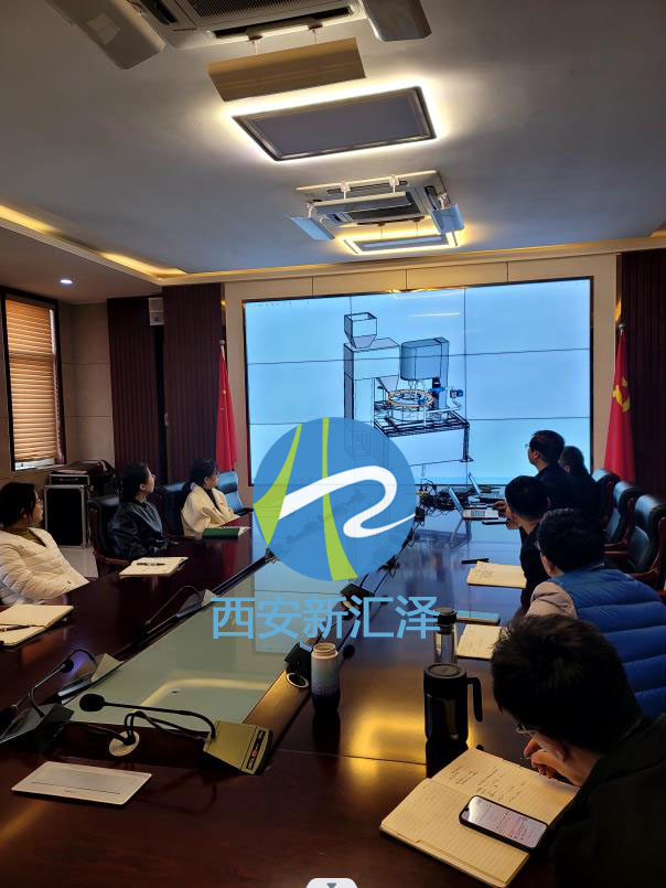 近日，由西安新匯澤創(chuàng)新研制的山東省水土保持計(jì)量裝置建設(shè)項(xiàng)目成功通過驗(yàn)收。 2023年5月19日，西安新匯澤測(cè)控技術(shù)有限公司邀請(qǐng)組織水保行業(yè)相關(guān)專家學(xué)者對(duì)《山東省水土保持計(jì)量裝置建設(shè)項(xiàng)目(1包)》進(jìn)行了驗(yàn)收，驗(yàn)收組聽取了項(xiàng)目實(shí)施情況匯報(bào)，重點(diǎn)察看了泥沙監(jiān)測(cè)儀器檢定裝置演示視頻，審查了設(shè)計(jì)方案，研判了裝置性能達(dá)標(biāo)指數(shù)。 山東省水土保持計(jì)量裝置建設(shè)項(xiàng)目，經(jīng)過五個(gè)多月的工業(yè)設(shè)計(jì)、三維建模、推導(dǎo)演示、設(shè)計(jì)加工、機(jī)械組裝等緊張施工，于2022年11月21日完成該項(xiàng)目全部設(shè)備的安裝和調(diào)試，從2022年11月至2023年5月，通過近6個(gè)月的試運(yùn)行及可靠性測(cè)試，不斷完善改進(jìn)硬件設(shè)施，優(yōu)化操作系統(tǒng)，該水土保持計(jì)量裝置建設(shè)項(xiàng)目在試運(yùn)行過程中，積累了大量基礎(chǔ)數(shù)據(jù)，達(dá)到了設(shè)計(jì)要求。 檢定平臺(tái)由固體樣土投放裝置、稱重式固液攪拌裝置、注入式標(biāo)準(zhǔn)泥沙水樣投放工作模塊（或被檢設(shè)備接收測(cè)量模塊）和泥水分離循環(huán)利用系統(tǒng)以及中央智能控制系統(tǒng)等五部分組成。 水土保持計(jì)量裝置檢定平臺(tái)有以下創(chuàng)新點(diǎn)： 1、在設(shè)計(jì)理念上進(jìn)行了創(chuàng)新。提出了“用稱重檢稱重、用攪拌檢光電”的分步式設(shè)計(jì)思路，稱重式用反推法配制標(biāo)準(zhǔn)液，突出單位體積內(nèi)泥沙含量的精準(zhǔn)性；攪拌式采用多種機(jī)理的攪拌裝置，強(qiáng)調(diào)標(biāo)準(zhǔn)液的均勻性。另外，在結(jié)構(gòu)布局的協(xié)調(diào)性上進(jìn)行了創(chuàng)新。平臺(tái)整體設(shè)計(jì)體現(xiàn)了該設(shè)備工業(yè)設(shè)計(jì)的現(xiàn)代感和機(jī)械感，操作使用方便，功能配套齊全。        2、操作邏輯進(jìn)行了創(chuàng)新。在稱重?cái)嚢璺矫妫脚_(tái)從系統(tǒng)自檢到投沙到注水到攪拌到排放到對(duì)比出結(jié)果再到?jīng)_洗等工作流程，都經(jīng)過嚴(yán)密推敲，完成各步驟的時(shí)間經(jīng)過精準(zhǔn)計(jì)算，抗干擾冗余設(shè)計(jì)可靠到位，既可提高效率，又能減少故障。在光電攪拌方面，采用泵攪和雙重葉漿共同攪拌機(jī)理，提高了均勻度。 3、主控制系統(tǒng)配套軟件進(jìn)行了創(chuàng)新。采用數(shù)據(jù)孿生技術(shù)開發(fā)的操作軟件（可申請(qǐng)軟件著作權(quán)專利），功能全面，即可對(duì)平臺(tái)運(yùn)行進(jìn)行全自動(dòng)操控，又可實(shí)時(shí)在線視頻監(jiān)控，詳細(xì)記錄存儲(chǔ)過程數(shù)據(jù)，方便溯源倒查。 西安新匯澤測(cè)控技術(shù)有限公司是由水土保持監(jiān)測(cè)科研領(lǐng)域?qū)I(yè)人才群體參與成立的國(guó)家高新技術(shù)企業(yè)，專注于土壤侵蝕監(jiān)測(cè)設(shè)備的研發(fā)、生產(chǎn)、銷售和技術(shù)服務(wù)。 公司成立以來，面對(duì)我國(guó)水土保持科技發(fā)展現(xiàn)狀, 立足于科研領(lǐng)域前沿，充分運(yùn)用物聯(lián)網(wǎng)、大數(shù)據(jù)、移動(dòng)互聯(lián)網(wǎng)等新一代信息技術(shù)和通信手段，以最先進(jìn)的傳感測(cè)控技術(shù)和最實(shí)用的軟件開發(fā)為主攻方向，為農(nóng)林水及氣象等一線科研單位開展水土保持全流程監(jiān)測(cè)提供解決方案和自動(dòng)化控制應(yīng)用技術(shù)與設(shè)備。